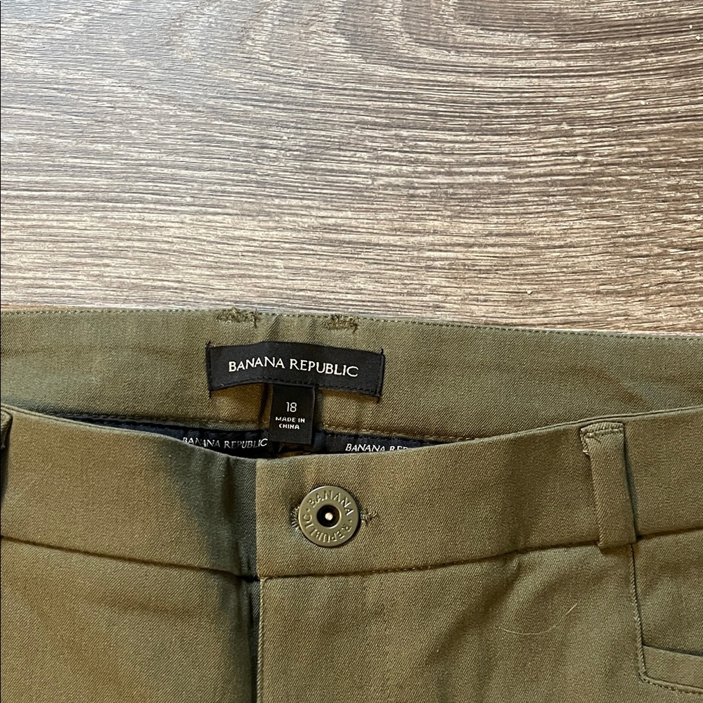 Women’s Banana Republic Straight Olive Pants - Sz 18